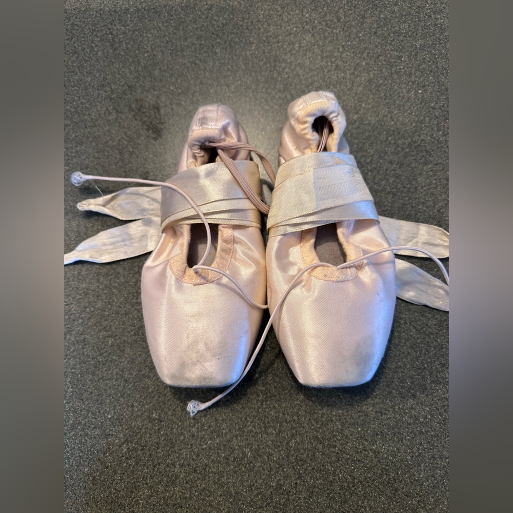Used Leo’s ballet pointe shoes 4 1/2 D 4.5 D